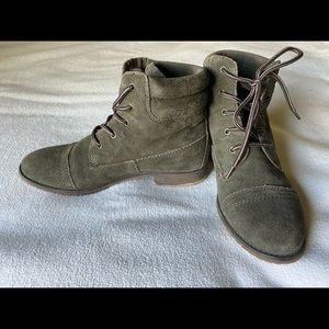 Steve Madden olive suede lace up bootie size 8m